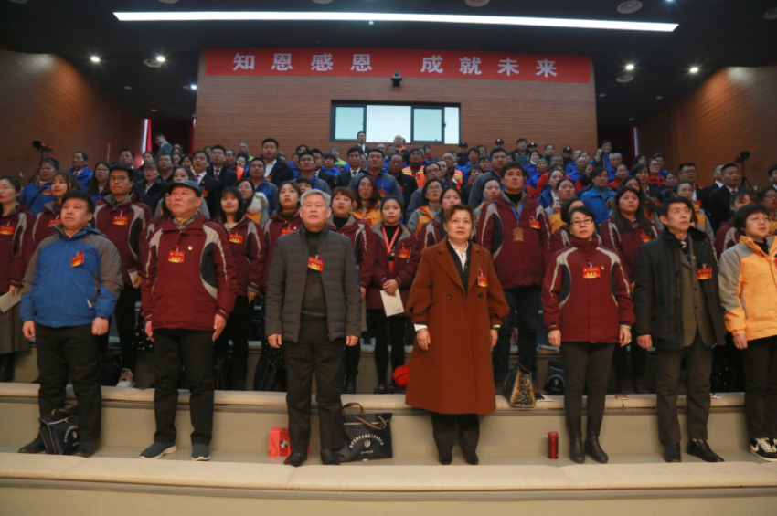 爱体育平台2019年度工作动员大会---舞蹈《花开树恩》